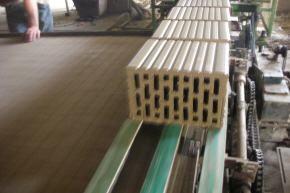 تواجه مواقد الفحم من الطوب المجوف واجهة تهوية الصرف الصحي المصنعة في بولندا